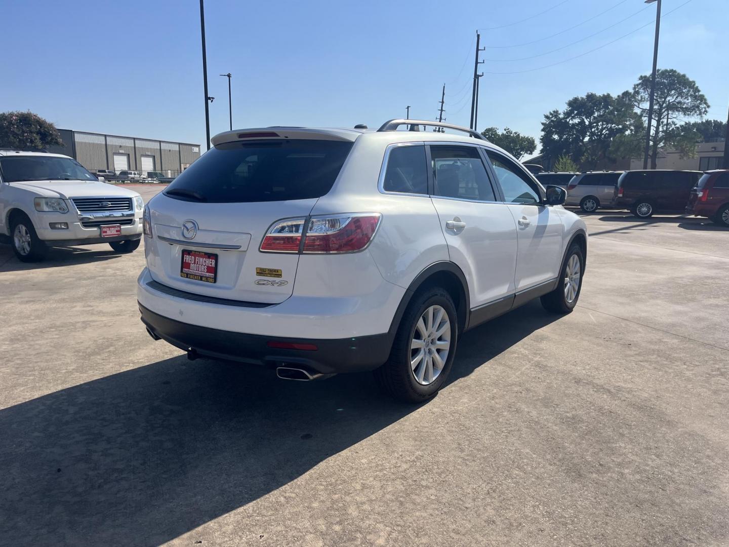 2010 white Mazda CX-9 Grand Touring (JM3TB2MA2A0) with an 3.7L V6 DOHC 24V engine, 6-Speed Automatic transmission, located at 14700 Tomball Parkway 249, Houston, TX, 77086, (281) 444-2200, 29.928619, -95.504074 - Photo#6