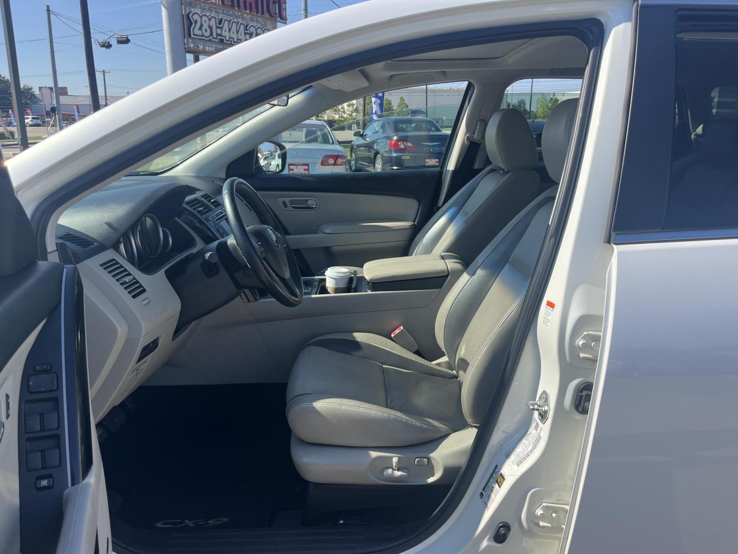 2010 white Mazda CX-9 Grand Touring (JM3TB2MA2A0) with an 3.7L V6 DOHC 24V engine, 6-Speed Automatic transmission, located at 14700 Tomball Parkway 249, Houston, TX, 77086, (281) 444-2200, 29.928619, -95.504074 - Photo#8