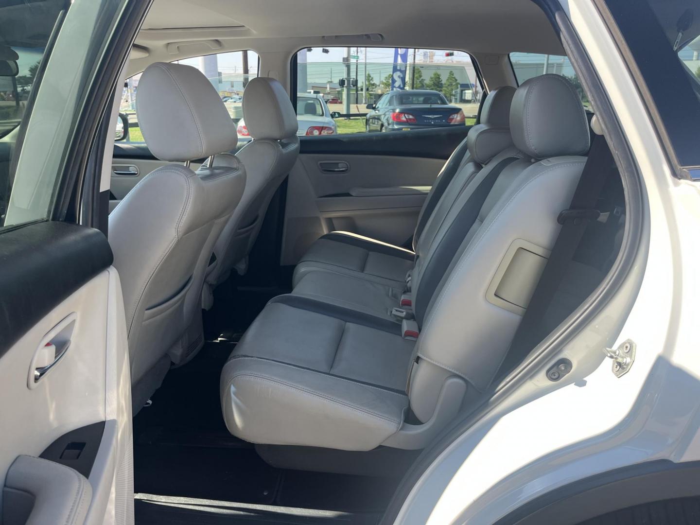 2010 white Mazda CX-9 Grand Touring (JM3TB2MA2A0) with an 3.7L V6 DOHC 24V engine, 6-Speed Automatic transmission, located at 14700 Tomball Parkway 249, Houston, TX, 77086, (281) 444-2200, 29.928619, -95.504074 - Photo#9