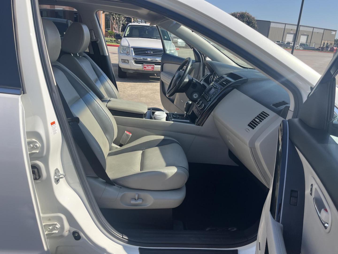 2010 white Mazda CX-9 Grand Touring (JM3TB2MA2A0) with an 3.7L V6 DOHC 24V engine, 6-Speed Automatic transmission, located at 14700 Tomball Parkway 249, Houston, TX, 77086, (281) 444-2200, 29.928619, -95.504074 - Photo#12