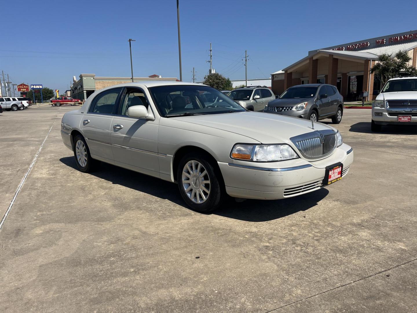 2007 white /Tan Lincoln Town Car Signature (1LNHM81V47Y) with an 4.6L V8 SOHC 16V FFV engine, 4-Speed Automatic Overdrive transmission, located at 14700 Tomball Parkway 249, Houston, TX, 77086, (281) 444-2200, 29.928619, -95.504074 - Photo#0