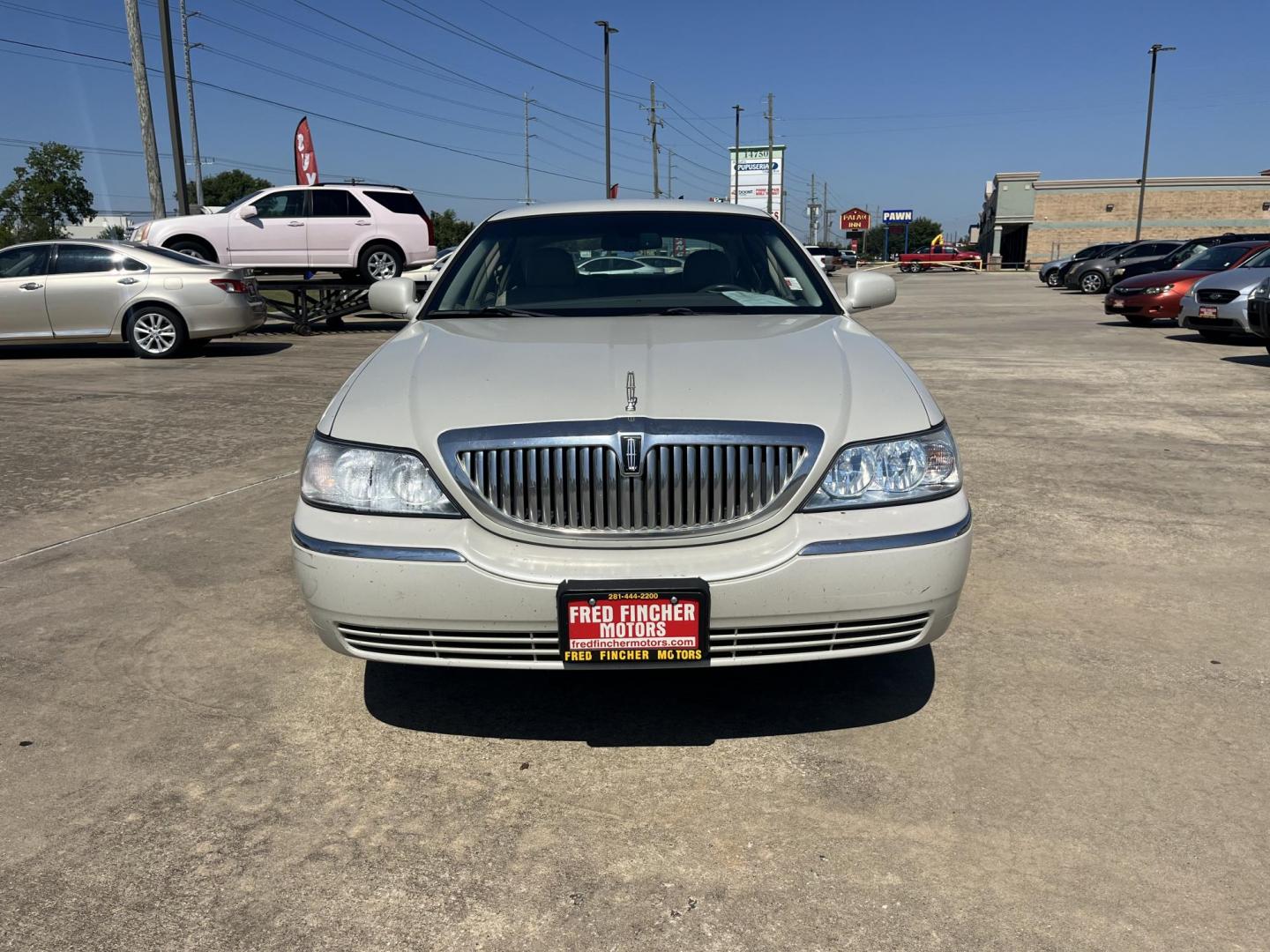2007 white /Tan Lincoln Town Car Signature (1LNHM81V47Y) with an 4.6L V8 SOHC 16V FFV engine, 4-Speed Automatic Overdrive transmission, located at 14700 Tomball Parkway 249, Houston, TX, 77086, (281) 444-2200, 29.928619, -95.504074 - Photo#1