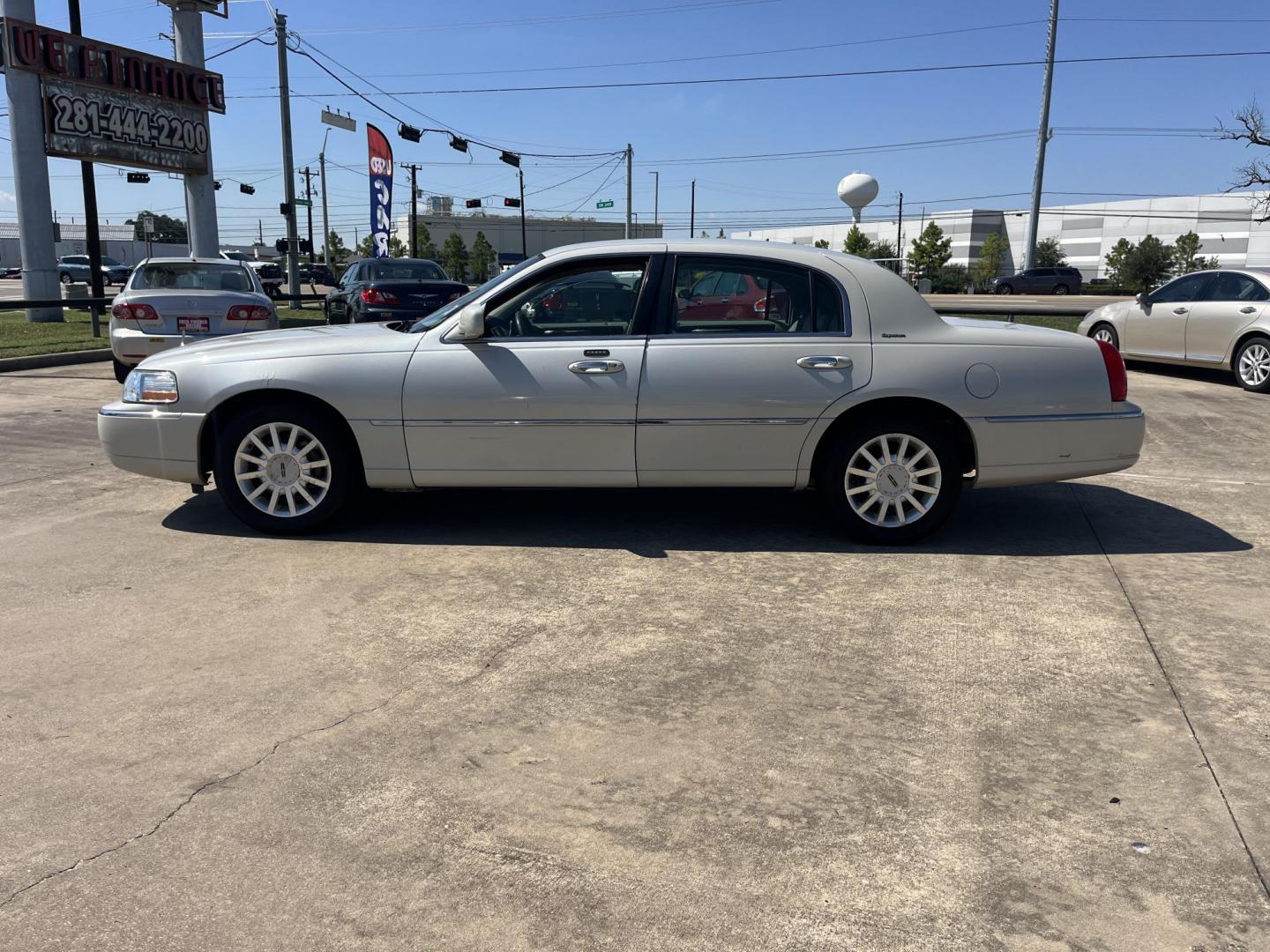 2007 white /Tan Lincoln Town Car Signature (1LNHM81V47Y) with an 4.6L V8 SOHC 16V FFV engine, 4-Speed Automatic Overdrive transmission, located at 14700 Tomball Parkway 249, Houston, TX, 77086, (281) 444-2200, 29.928619, -95.504074 - Photo#3