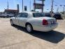 2007 white /Tan Lincoln Town Car Signature (1LNHM81V47Y) with an 4.6L V8 SOHC 16V FFV engine, 4-Speed Automatic Overdrive transmission, located at 14700 Tomball Parkway 249, Houston, TX, 77086, (281) 444-2200, 29.928619, -95.504074 - Photo#4