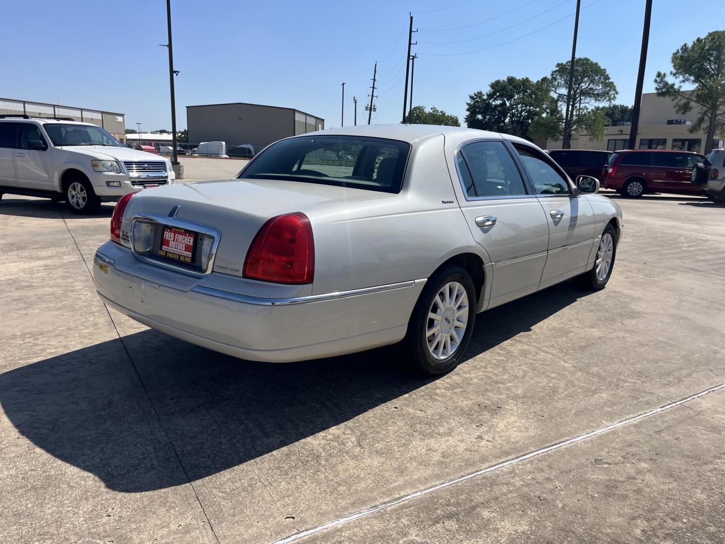 2007 white /Tan Lincoln Town Car Signature (1LNHM81V47Y) with an 4.6L V8 SOHC 16V FFV engine, 4-Speed Automatic Overdrive transmission, located at 14700 Tomball Parkway 249, Houston, TX, 77086, (281) 444-2200, 29.928619, -95.504074 - Photo#5