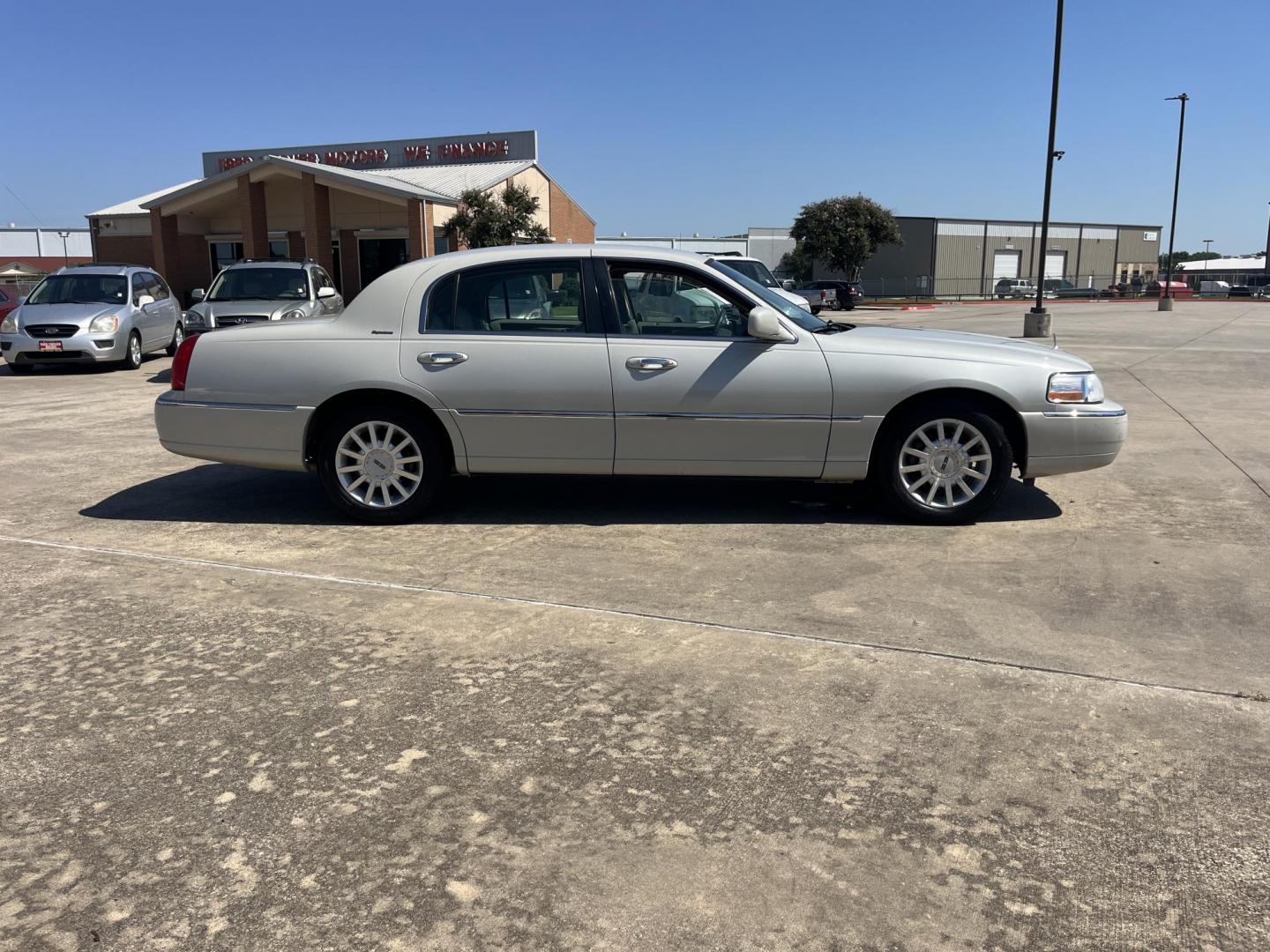 2007 white /Tan Lincoln Town Car Signature (1LNHM81V47Y) with an 4.6L V8 SOHC 16V FFV engine, 4-Speed Automatic Overdrive transmission, located at 14700 Tomball Parkway 249, Houston, TX, 77086, (281) 444-2200, 29.928619, -95.504074 - Photo#6