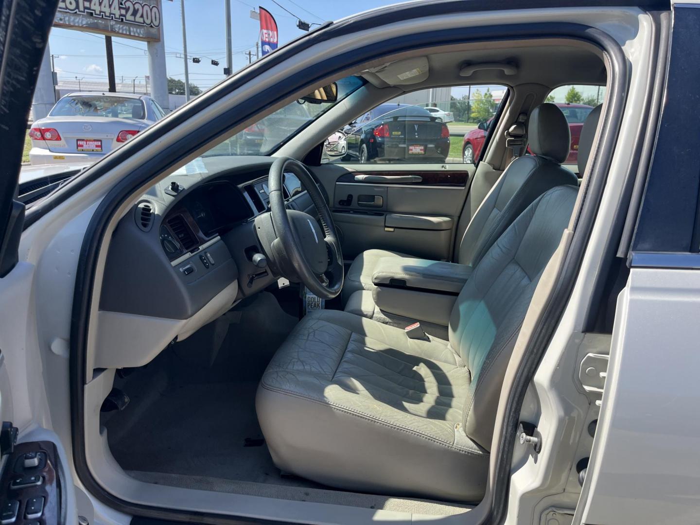 2007 white /Tan Lincoln Town Car Signature (1LNHM81V47Y) with an 4.6L V8 SOHC 16V FFV engine, 4-Speed Automatic Overdrive transmission, located at 14700 Tomball Parkway 249, Houston, TX, 77086, (281) 444-2200, 29.928619, -95.504074 - Photo#7