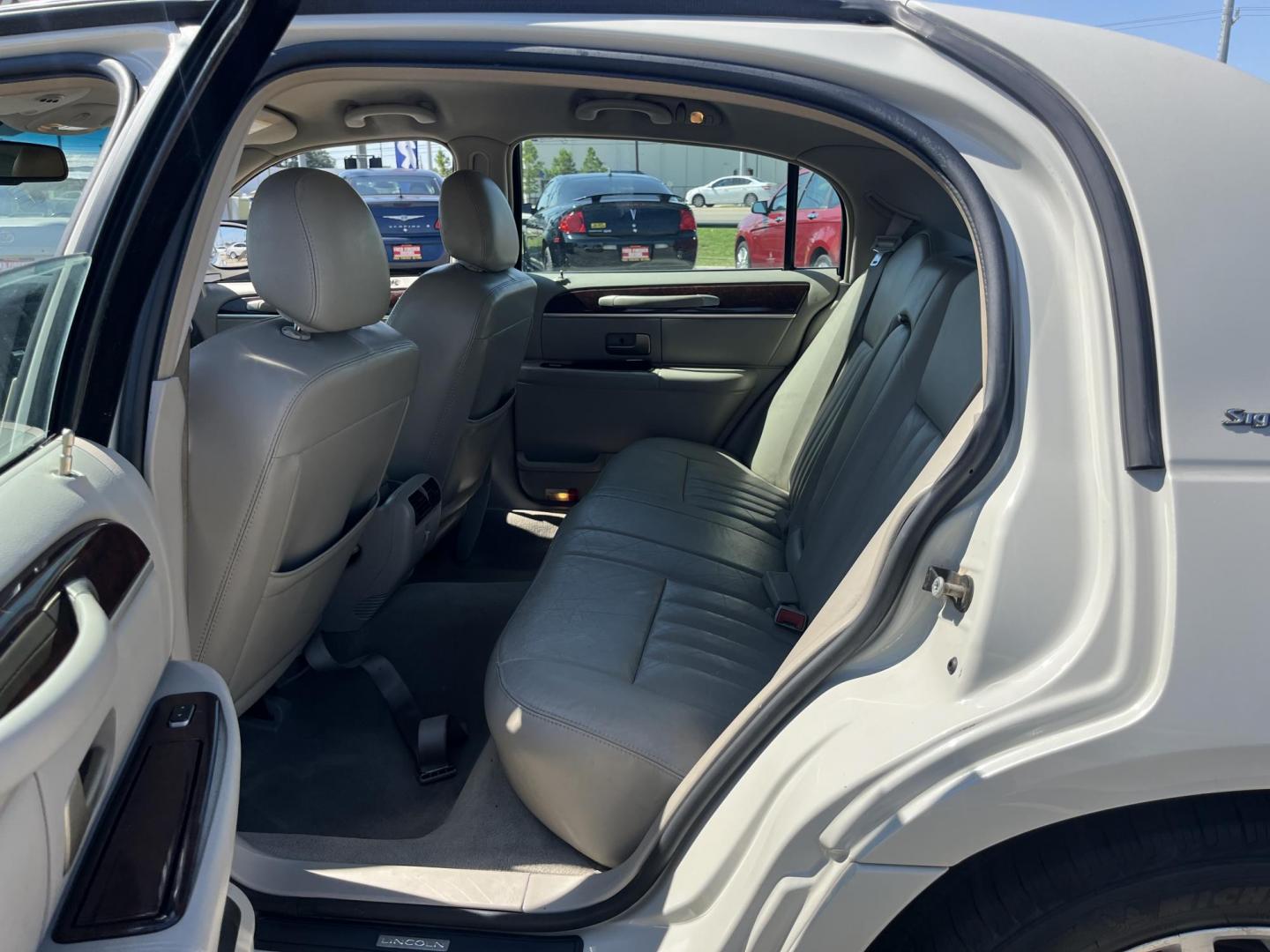 2007 white /Tan Lincoln Town Car Signature (1LNHM81V47Y) with an 4.6L V8 SOHC 16V FFV engine, 4-Speed Automatic Overdrive transmission, located at 14700 Tomball Parkway 249, Houston, TX, 77086, (281) 444-2200, 29.928619, -95.504074 - Photo#8