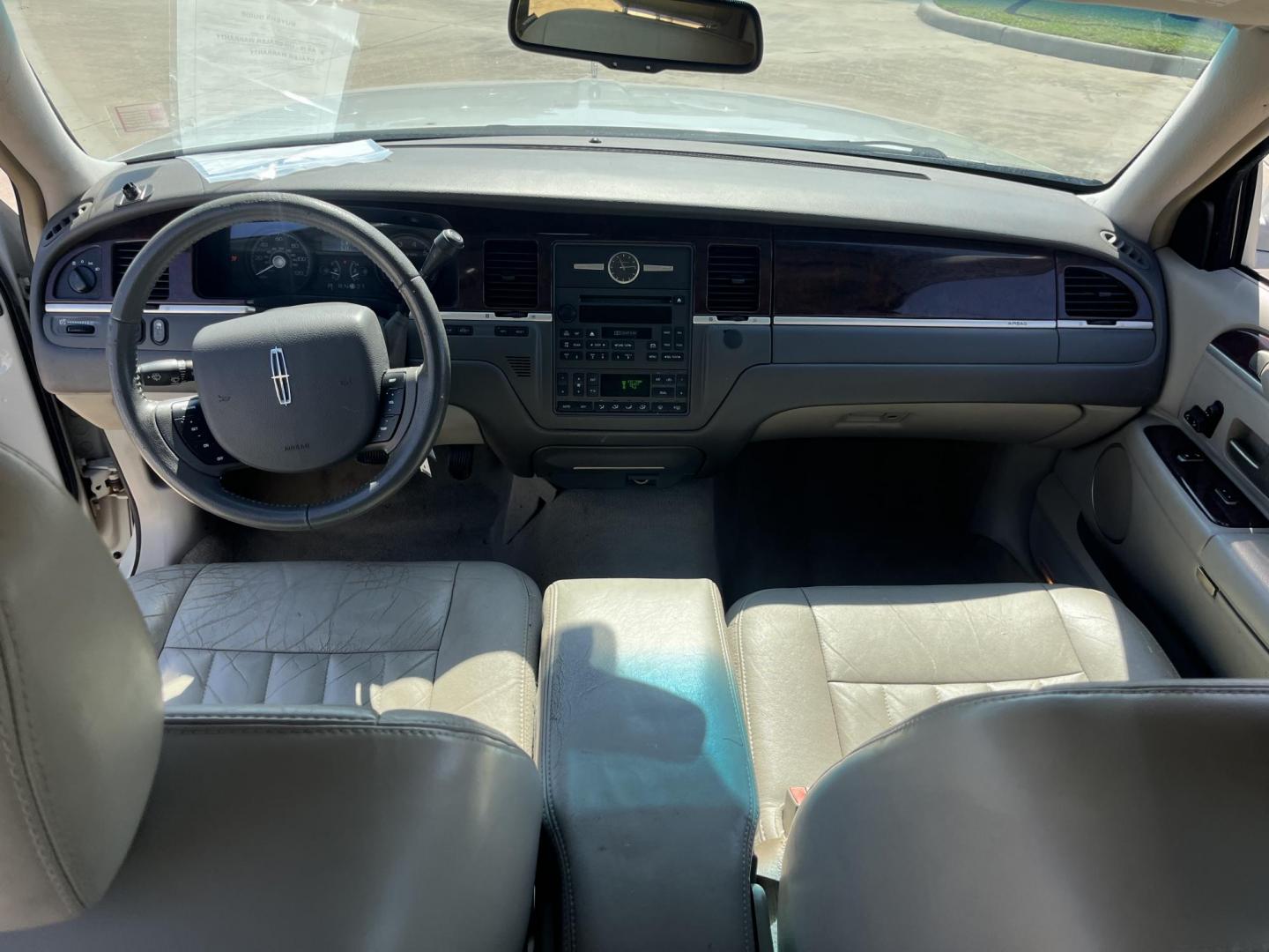 2007 white /Tan Lincoln Town Car Signature (1LNHM81V47Y) with an 4.6L V8 SOHC 16V FFV engine, 4-Speed Automatic Overdrive transmission, located at 14700 Tomball Parkway 249, Houston, TX, 77086, (281) 444-2200, 29.928619, -95.504074 - Photo#9