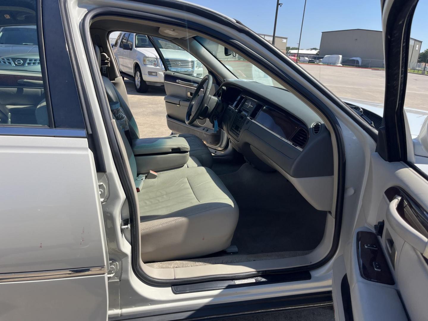 2007 white /Tan Lincoln Town Car Signature (1LNHM81V47Y) with an 4.6L V8 SOHC 16V FFV engine, 4-Speed Automatic Overdrive transmission, located at 14700 Tomball Parkway 249, Houston, TX, 77086, (281) 444-2200, 29.928619, -95.504074 - Photo#10