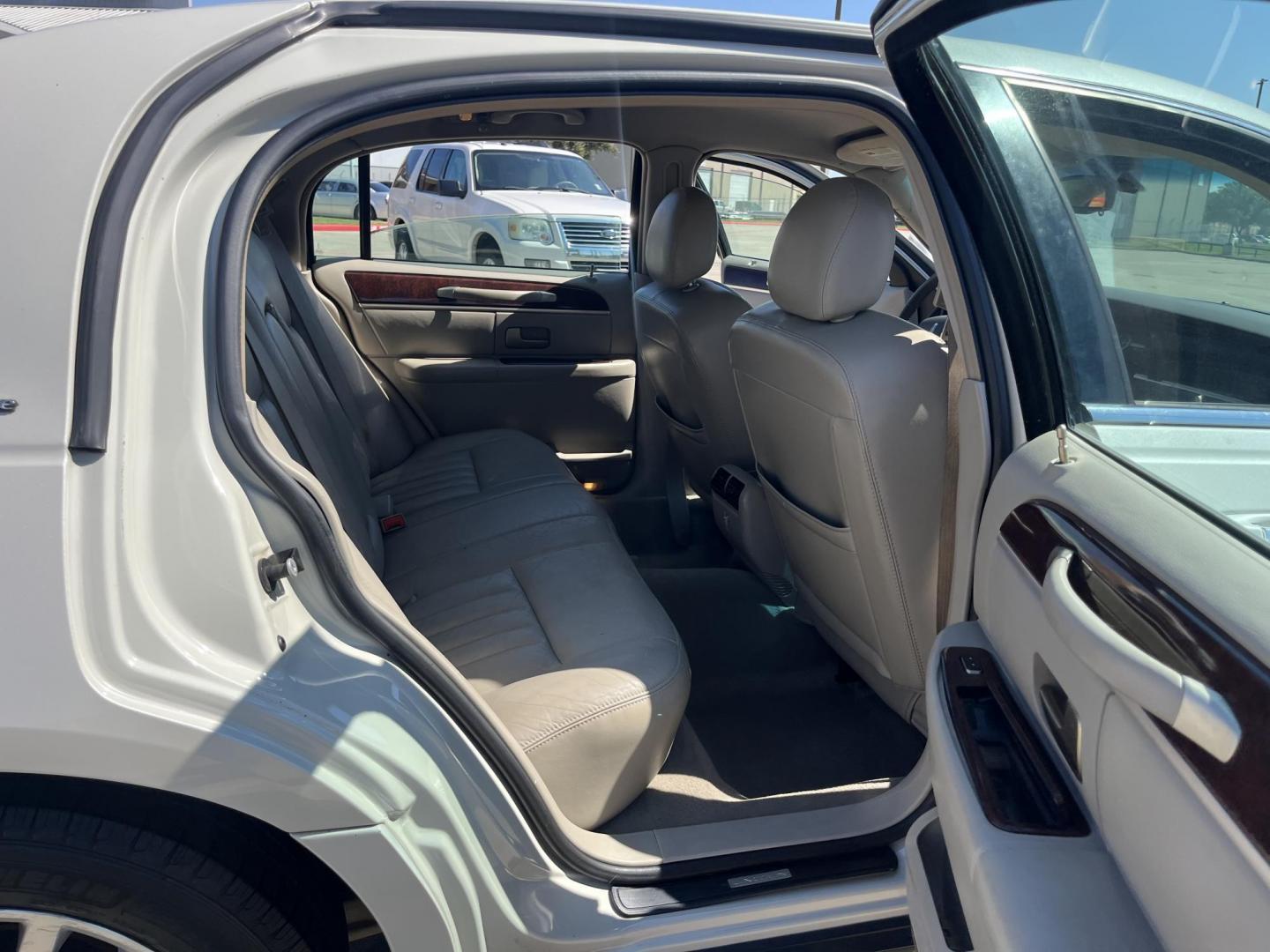 2007 white /Tan Lincoln Town Car Signature (1LNHM81V47Y) with an 4.6L V8 SOHC 16V FFV engine, 4-Speed Automatic Overdrive transmission, located at 14700 Tomball Parkway 249, Houston, TX, 77086, (281) 444-2200, 29.928619, -95.504074 - Photo#11