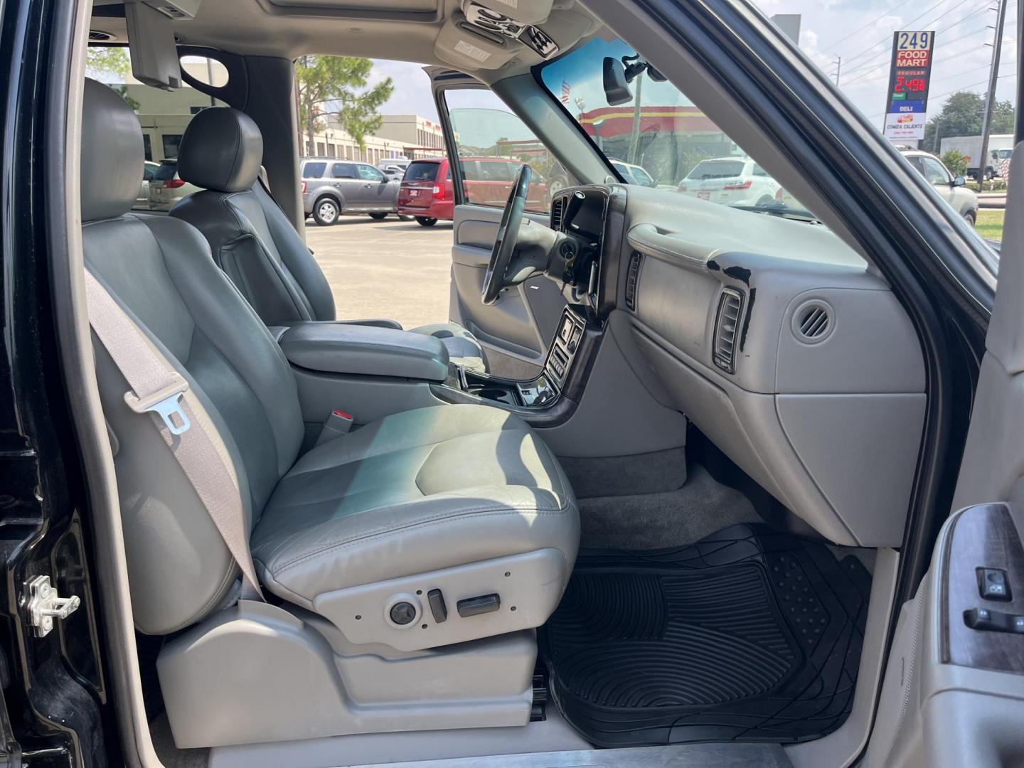 2004 Black /Gray GMC Yukon Denali Base (1GKEK63U04J) with an 6.0L V8 OHV 16V engine, 4-Speed Automatic Overdrive transmission, located at 14700 Tomball Parkway 249, Houston, TX, 77086, (281) 444-2200, 29.928619, -95.504074 - Photo#11