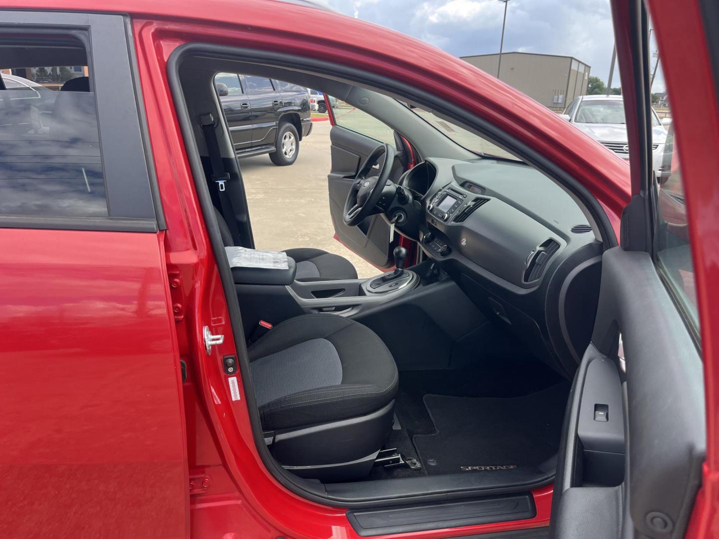 2014 red Kia Sportage LX AWD (KNDPBCAC3E7) with an 2.4L V6 DOHC 24V engine, 6-Speed Automatic transmission, located at 14700 Tomball Parkway 249, Houston, TX, 77086, (281) 444-2200, 29.928619, -95.504074 - Photo#11