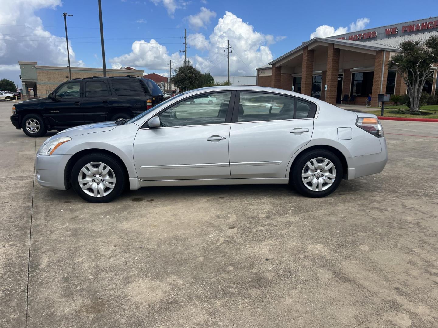 2012 silver Nissan Altima 2.5 S (1N4AL2AP0CN) with an 2.5L L4 DOHC 16V engine, Automatic transmission, located at 14700 Tomball Parkway 249, Houston, TX, 77086, (281) 444-2200, 29.928619, -95.504074 - Photo#3