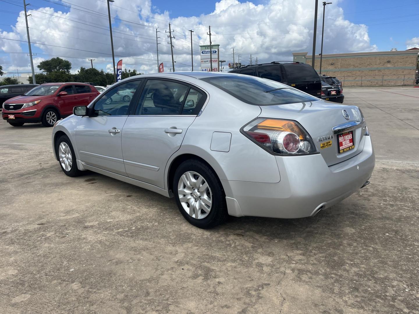 2012 silver Nissan Altima 2.5 S (1N4AL2AP0CN) with an 2.5L L4 DOHC 16V engine, Automatic transmission, located at 14700 Tomball Parkway 249, Houston, TX, 77086, (281) 444-2200, 29.928619, -95.504074 - Photo#4