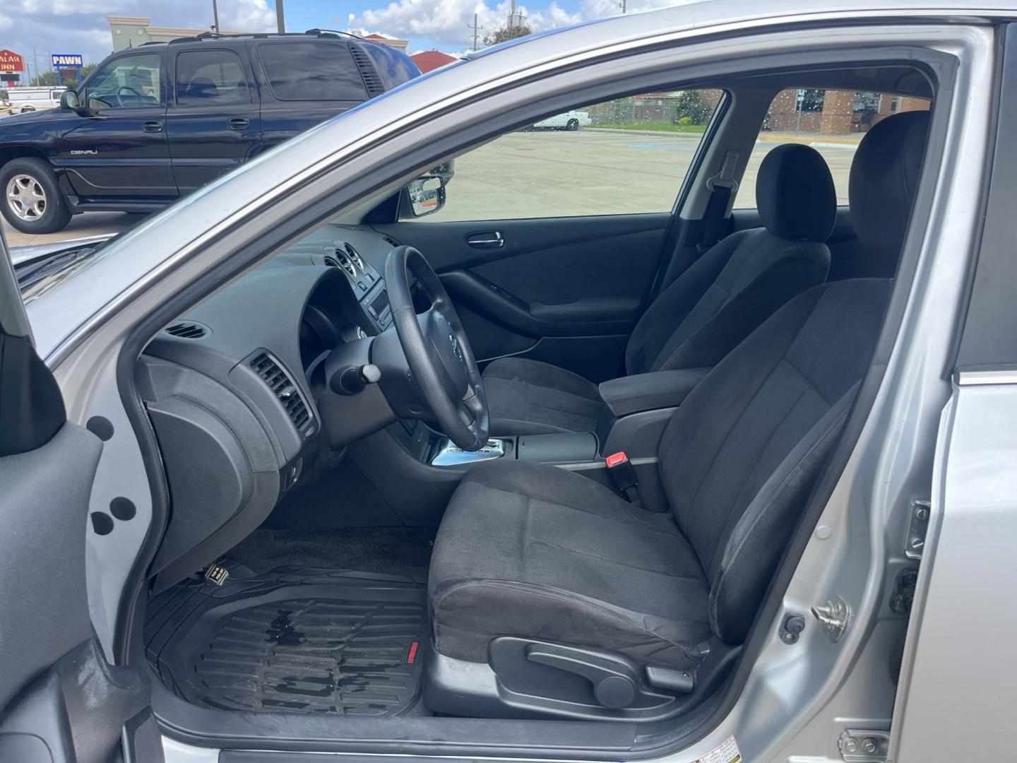 2012 silver Nissan Altima 2.5 S (1N4AL2AP0CN) with an 2.5L L4 DOHC 16V engine, Automatic transmission, located at 14700 Tomball Parkway 249, Houston, TX, 77086, (281) 444-2200, 29.928619, -95.504074 - Photo#8