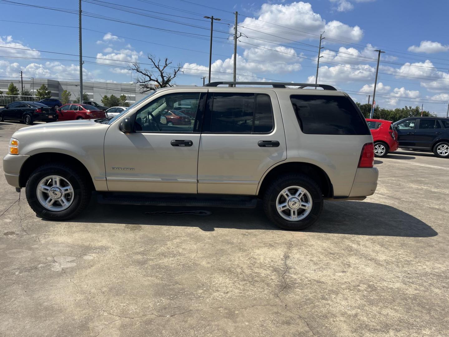 2004 GOLD Ford Explorer XLT 4.0L 2WD (1FMZU63K34U) with an 4.0L V6 SOHC 12V FFV engine, 5-Speed Automatic Overdrive transmission, located at 14700 Tomball Parkway 249, Houston, TX, 77086, (281) 444-2200, 29.928619, -95.504074 - Photo#3