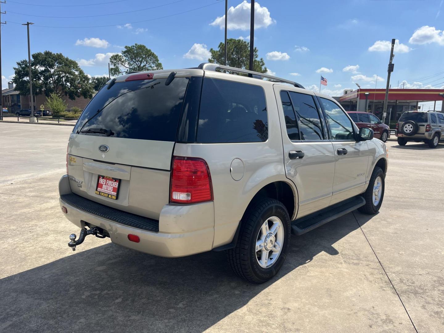 2004 GOLD Ford Explorer XLT 4.0L 2WD (1FMZU63K34U) with an 4.0L V6 SOHC 12V FFV engine, 5-Speed Automatic Overdrive transmission, located at 14700 Tomball Parkway 249, Houston, TX, 77086, (281) 444-2200, 29.928619, -95.504074 - Photo#6