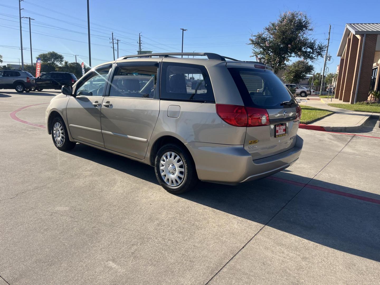 2007 GOLD Toyota Sienna CE FWD 7-Passenger Seating (5TDZK23C97S) with an 3.5L V6 EFI DOHC 24V engine, 5-Speed Automatic Overdrive transmission, located at 14700 Tomball Parkway 249, Houston, TX, 77086, (281) 444-2200, 29.928619, -95.504074 - Photo#4