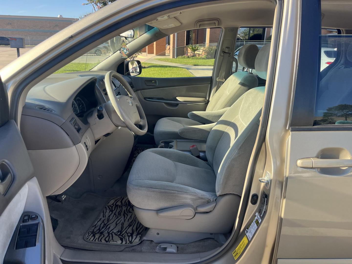 2007 GOLD Toyota Sienna CE FWD 7-Passenger Seating (5TDZK23C97S) with an 3.5L V6 EFI DOHC 24V engine, 5-Speed Automatic Overdrive transmission, located at 14700 Tomball Parkway 249, Houston, TX, 77086, (281) 444-2200, 29.928619, -95.504074 - Photo#7