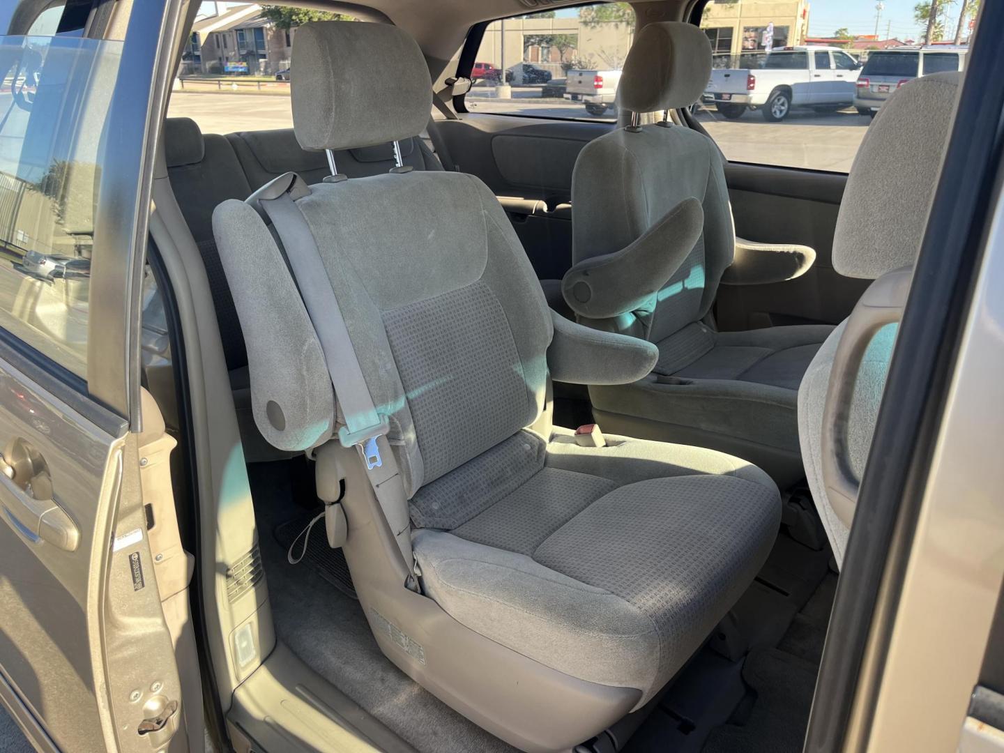 2007 GOLD Toyota Sienna CE FWD 7-Passenger Seating (5TDZK23C97S) with an 3.5L V6 EFI DOHC 24V engine, 5-Speed Automatic Overdrive transmission, located at 14700 Tomball Parkway 249, Houston, TX, 77086, (281) 444-2200, 29.928619, -95.504074 - Photo#12