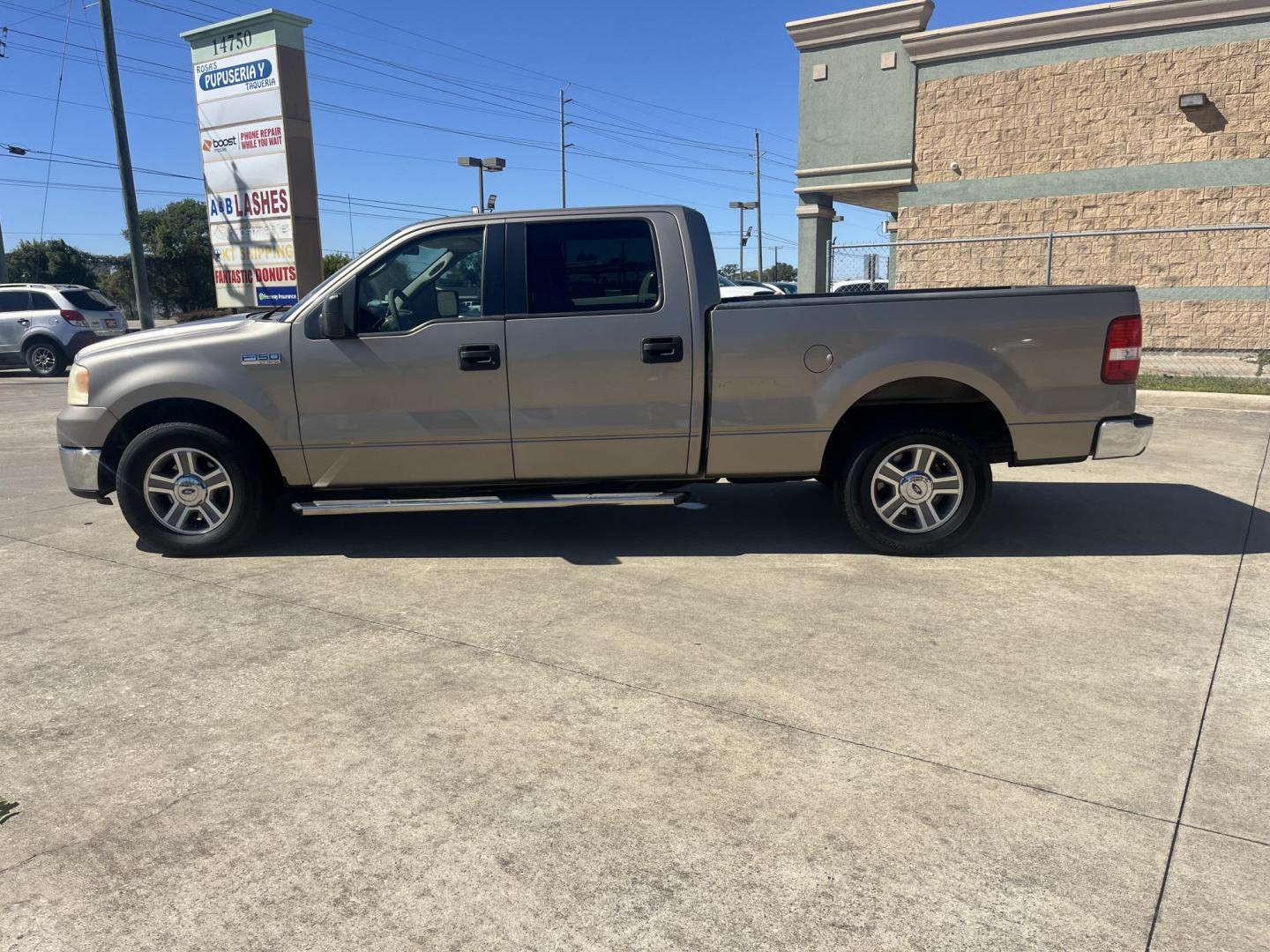 2006 GOLD Ford F-150 Lariat SuperCrew 2WD (1FTRW12W16F) with an 4.6L V8 SOHC 16V engine, 4-Speed Automatic Overdrive transmission, located at 14700 Tomball Parkway 249, Houston, TX, 77086, (281) 444-2200, 29.928619, -95.504074 - Photo#3