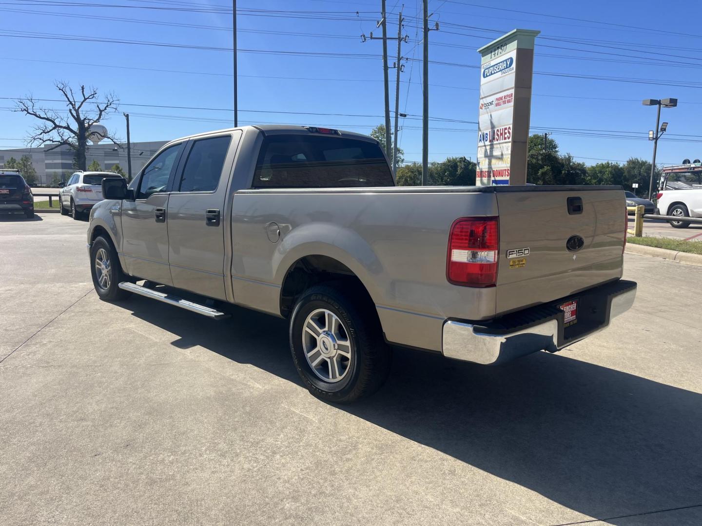 2006 GOLD Ford F-150 Lariat SuperCrew 2WD (1FTRW12W16F) with an 4.6L V8 SOHC 16V engine, 4-Speed Automatic Overdrive transmission, located at 14700 Tomball Parkway 249, Houston, TX, 77086, (281) 444-2200, 29.928619, -95.504074 - Photo#4