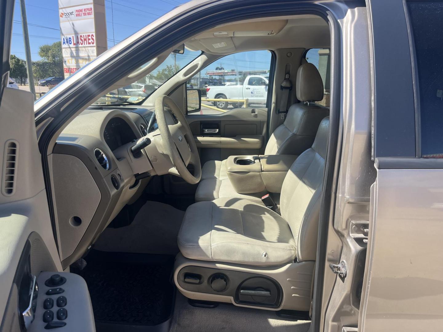 2006 GOLD Ford F-150 Lariat SuperCrew 2WD (1FTRW12W16F) with an 4.6L V8 SOHC 16V engine, 4-Speed Automatic Overdrive transmission, located at 14700 Tomball Parkway 249, Houston, TX, 77086, (281) 444-2200, 29.928619, -95.504074 - Photo#8