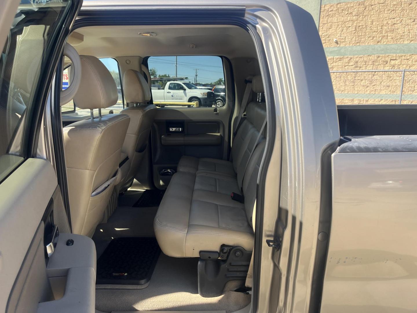 2006 GOLD Ford F-150 Lariat SuperCrew 2WD (1FTRW12W16F) with an 4.6L V8 SOHC 16V engine, 4-Speed Automatic Overdrive transmission, located at 14700 Tomball Parkway 249, Houston, TX, 77086, (281) 444-2200, 29.928619, -95.504074 - Photo#9