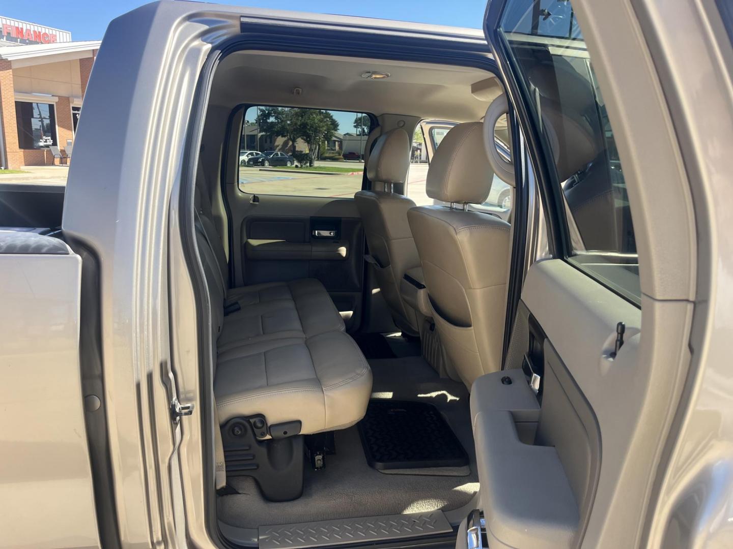 2006 GOLD Ford F-150 Lariat SuperCrew 2WD (1FTRW12W16F) with an 4.6L V8 SOHC 16V engine, 4-Speed Automatic Overdrive transmission, located at 14700 Tomball Parkway 249, Houston, TX, 77086, (281) 444-2200, 29.928619, -95.504074 - Photo#12