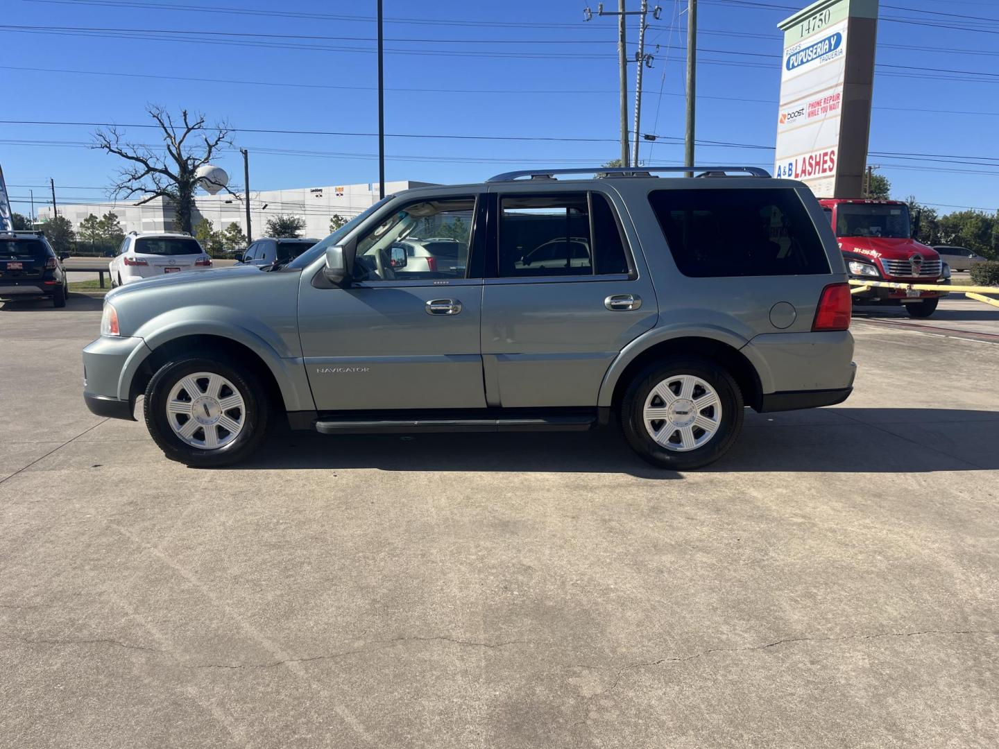 2006 Lincoln Navigator 4WD Luxury (5LMFU28506L) with an 5.4L V8 SOHC 24V engine, 6-Speed Automatic Overdrive transmission, located at 14700 Tomball Parkway 249, Houston, TX, 77086, (281) 444-2200, 29.928619, -95.504074 - Photo#3