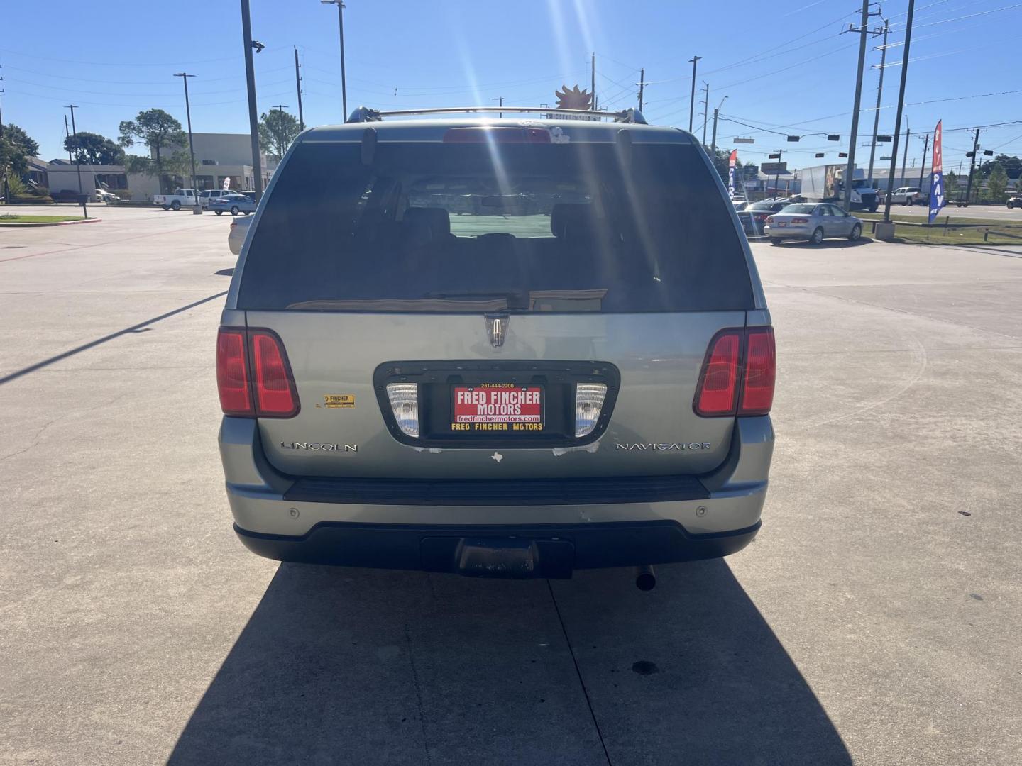 2006 Lincoln Navigator 4WD Luxury (5LMFU28506L) with an 5.4L V8 SOHC 24V engine, 6-Speed Automatic Overdrive transmission, located at 14700 Tomball Parkway 249, Houston, TX, 77086, (281) 444-2200, 29.928619, -95.504074 - Photo#5