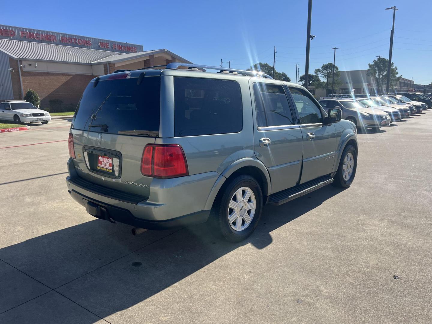 2006 Lincoln Navigator 4WD Luxury (5LMFU28506L) with an 5.4L V8 SOHC 24V engine, 6-Speed Automatic Overdrive transmission, located at 14700 Tomball Parkway 249, Houston, TX, 77086, (281) 444-2200, 29.928619, -95.504074 - Photo#6
