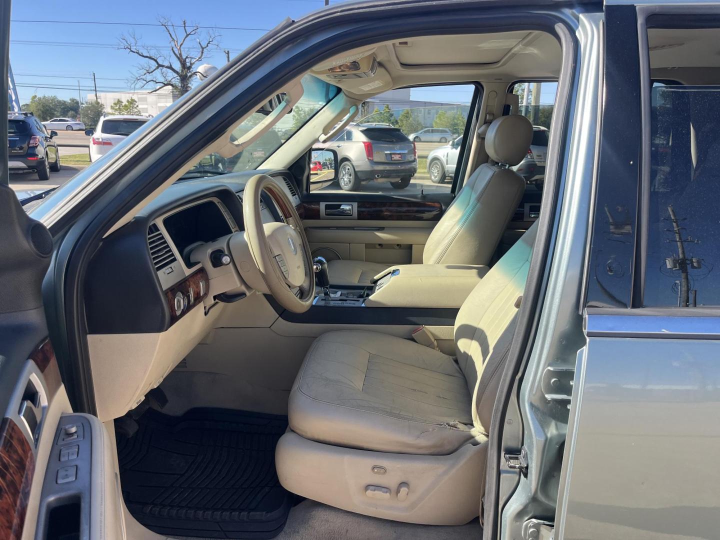 2006 Lincoln Navigator 4WD Luxury (5LMFU28506L) with an 5.4L V8 SOHC 24V engine, 6-Speed Automatic Overdrive transmission, located at 14700 Tomball Parkway 249, Houston, TX, 77086, (281) 444-2200, 29.928619, -95.504074 - Photo#8