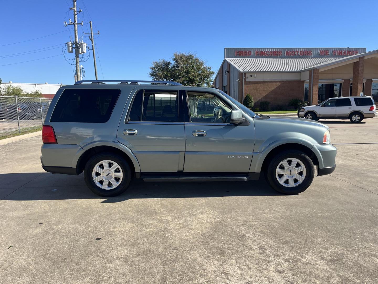 2006 Lincoln Navigator 4WD Luxury (5LMFU28506L) with an 5.4L V8 SOHC 24V engine, 6-Speed Automatic Overdrive transmission, located at 14700 Tomball Parkway 249, Houston, TX, 77086, (281) 444-2200, 29.928619, -95.504074 - Photo#7