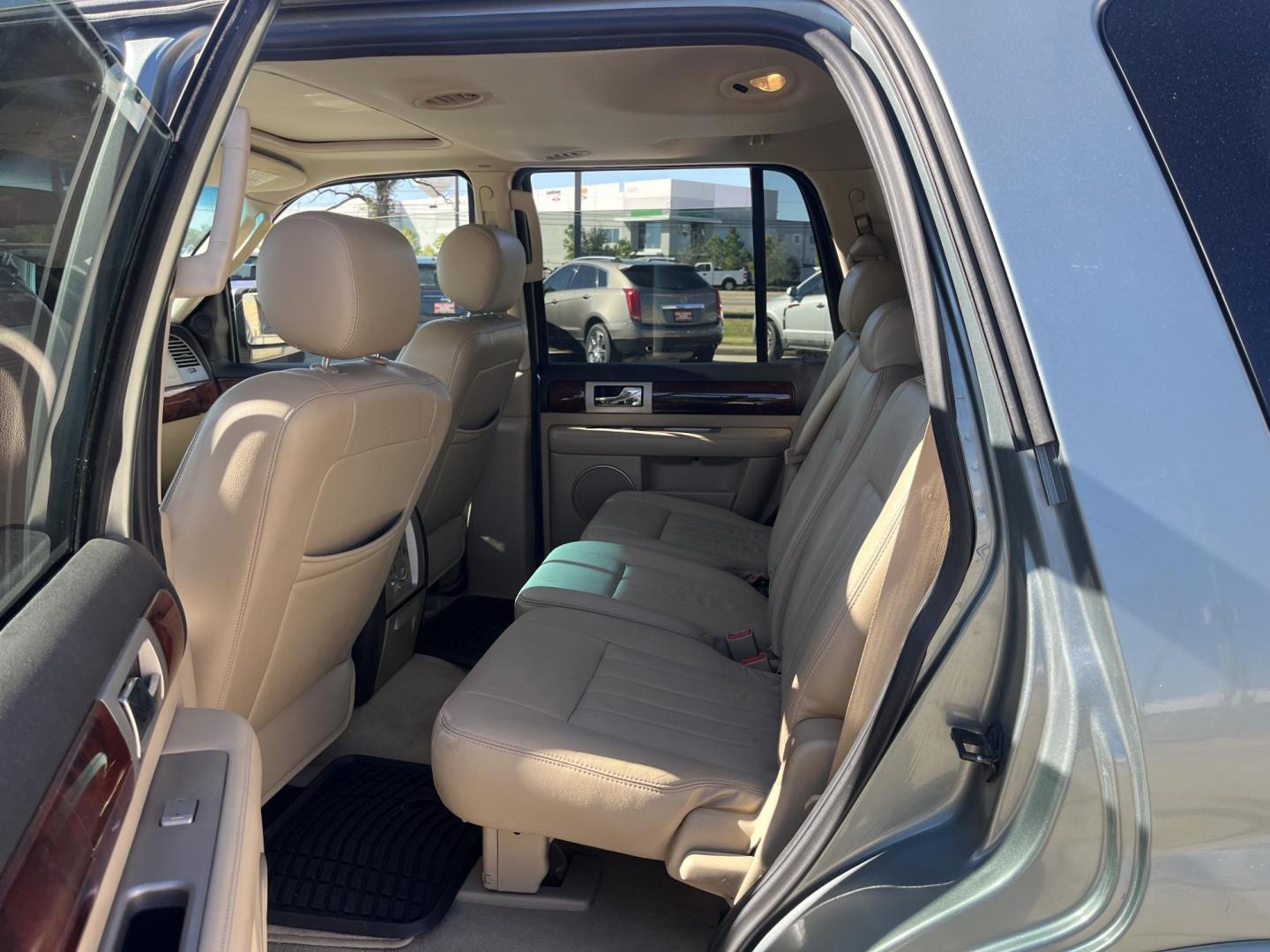 2006 Lincoln Navigator 4WD Luxury (5LMFU28506L) with an 5.4L V8 SOHC 24V engine, 6-Speed Automatic Overdrive transmission, located at 14700 Tomball Parkway 249, Houston, TX, 77086, (281) 444-2200, 29.928619, -95.504074 - Photo#9