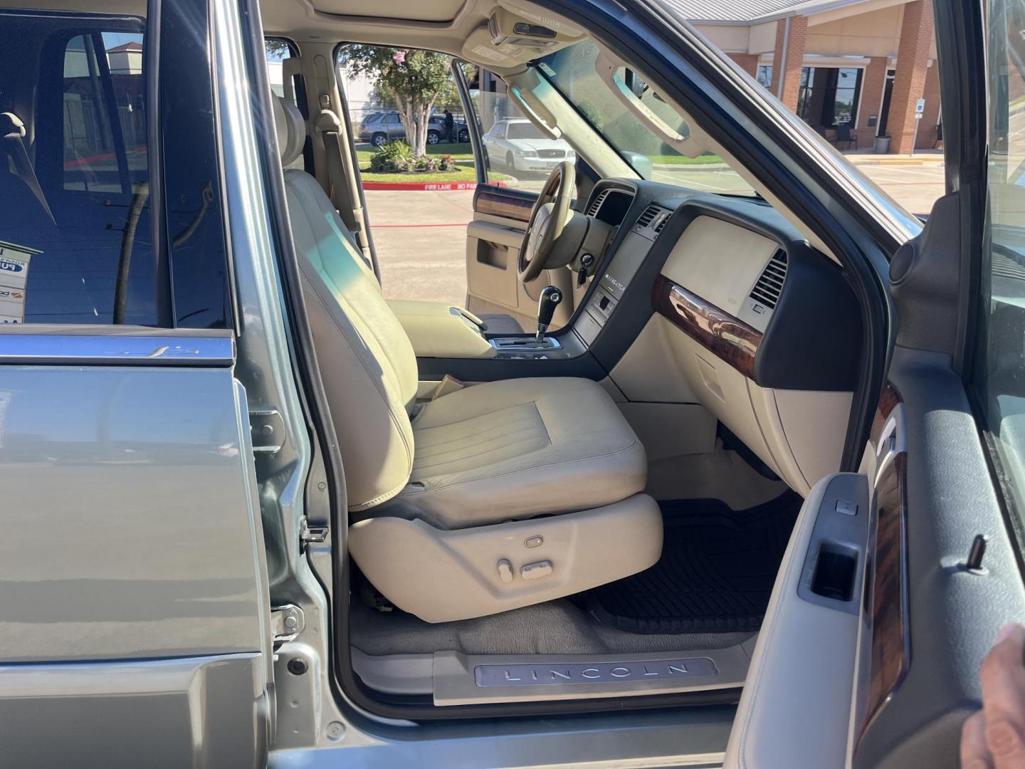 2006 Lincoln Navigator 4WD Luxury (5LMFU28506L) with an 5.4L V8 SOHC 24V engine, 6-Speed Automatic Overdrive transmission, located at 14700 Tomball Parkway 249, Houston, TX, 77086, (281) 444-2200, 29.928619, -95.504074 - Photo#12