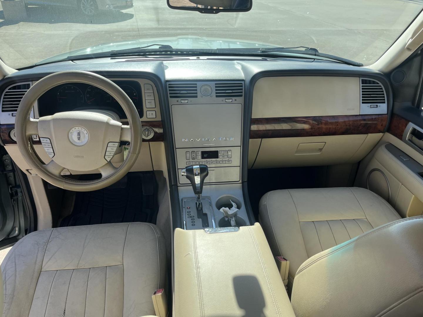 2006 Lincoln Navigator 4WD Luxury (5LMFU28506L) with an 5.4L V8 SOHC 24V engine, 6-Speed Automatic Overdrive transmission, located at 14700 Tomball Parkway 249, Houston, TX, 77086, (281) 444-2200, 29.928619, -95.504074 - Photo#10