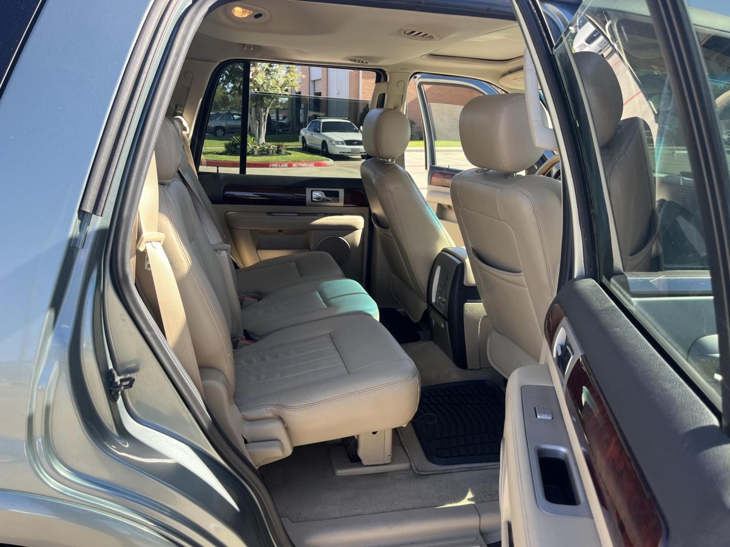 2006 Lincoln Navigator 4WD Luxury (5LMFU28506L) with an 5.4L V8 SOHC 24V engine, 6-Speed Automatic Overdrive transmission, located at 14700 Tomball Parkway 249, Houston, TX, 77086, (281) 444-2200, 29.928619, -95.504074 - Photo#13