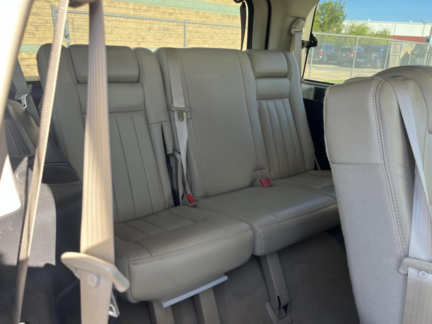 2006 Lincoln Navigator 4WD Luxury (5LMFU28506L) with an 5.4L V8 SOHC 24V engine, 6-Speed Automatic Overdrive transmission, located at 14700 Tomball Parkway 249, Houston, TX, 77086, (281) 444-2200, 29.928619, -95.504074 - Photo#14