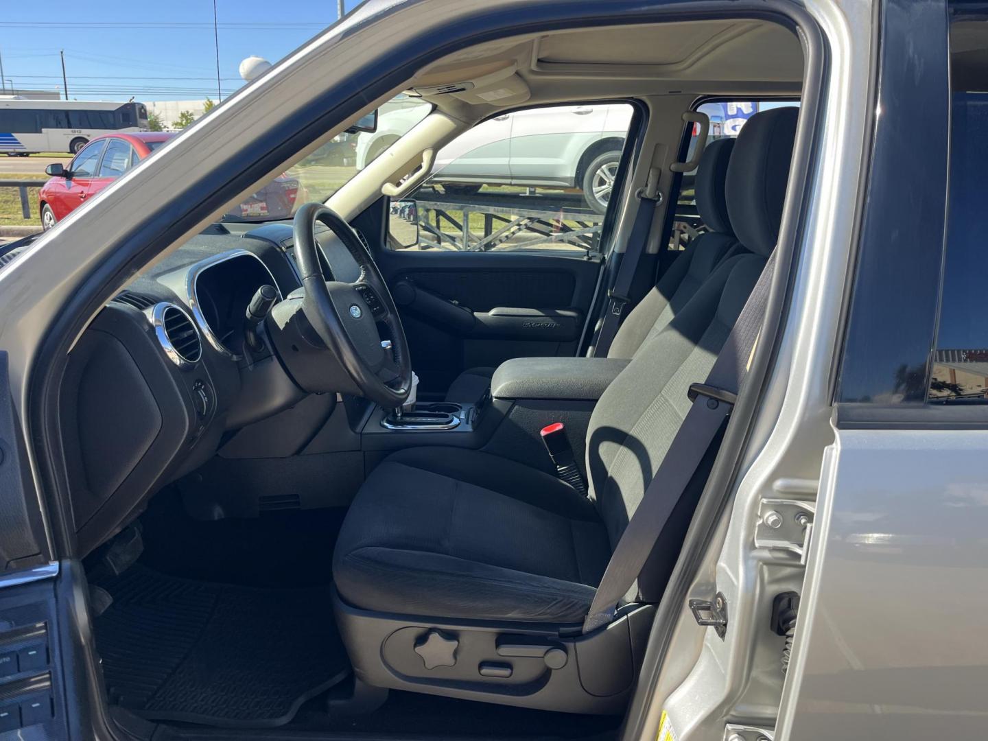 2010 Ford Explorer XLT 4.0L 4WD (1FMEU7DE1AU) with an 4.0L V6 SOHC 16V engine, 5-Speed Automatic transmission, located at 14700 Tomball Parkway 249, Houston, TX, 77086, (281) 444-2200, 29.928619, -95.504074 - Photo#7