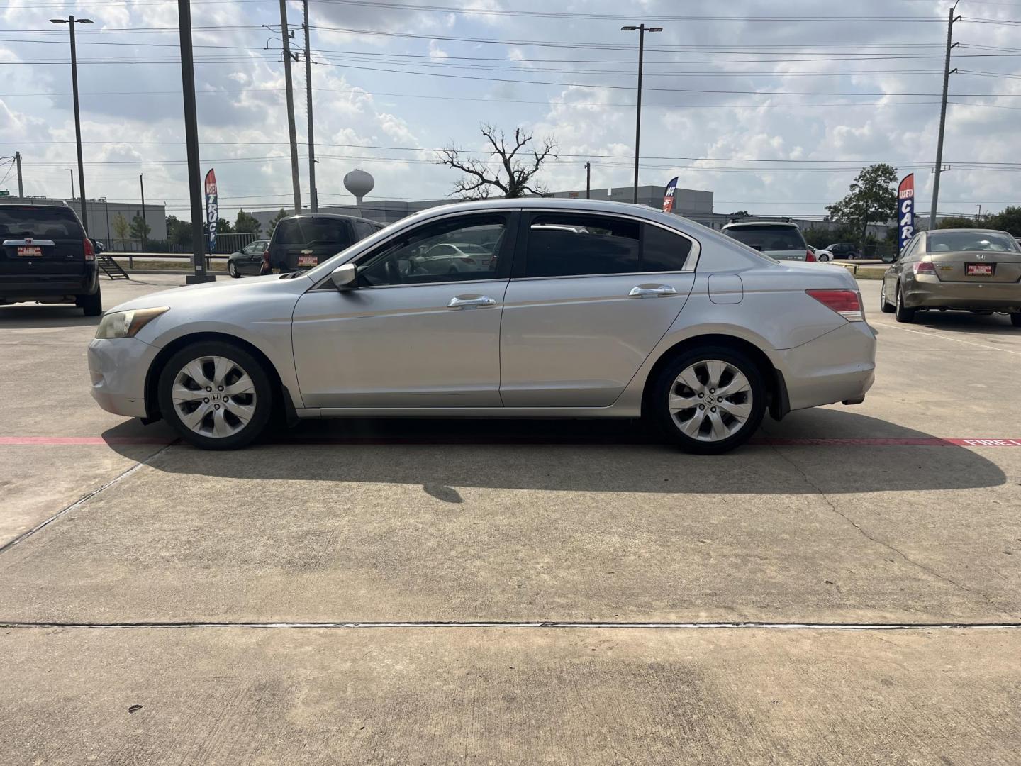 2009 silver Honda Accord EX-L V-6 Sedan AT (1HGCP36809A) with an 3.5L V6 SOHC 24V engine, 5-Speed Automatic transmission, located at 14700 Tomball Parkway 249, Houston, TX, 77086, (281) 444-2200, 29.928619, -95.504074 - Photo#3