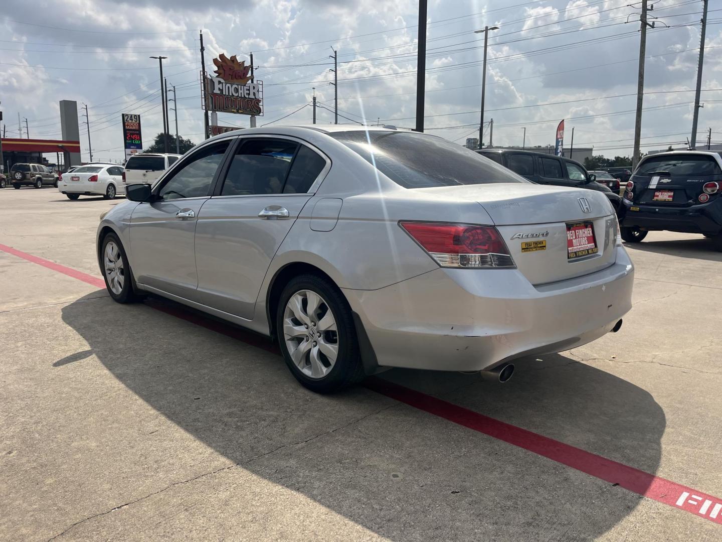 2009 silver Honda Accord EX-L V-6 Sedan AT (1HGCP36809A) with an 3.5L V6 SOHC 24V engine, 5-Speed Automatic transmission, located at 14700 Tomball Parkway 249, Houston, TX, 77086, (281) 444-2200, 29.928619, -95.504074 - Photo#4