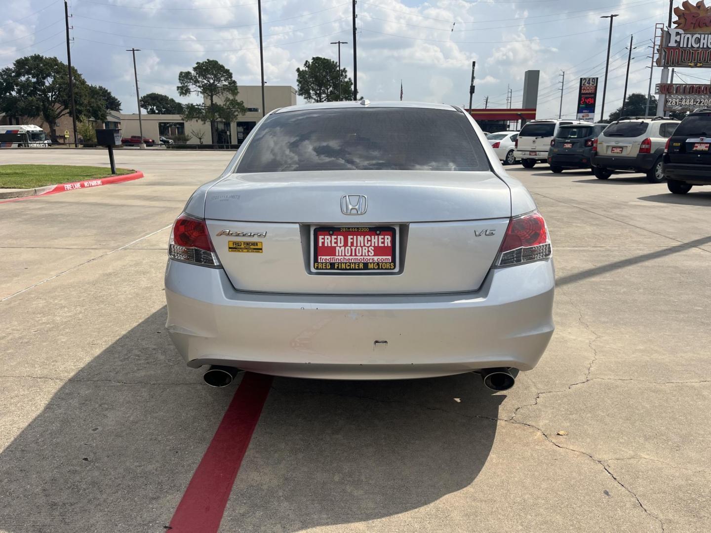 2009 silver Honda Accord EX-L V-6 Sedan AT (1HGCP36809A) with an 3.5L V6 SOHC 24V engine, 5-Speed Automatic transmission, located at 14700 Tomball Parkway 249, Houston, TX, 77086, (281) 444-2200, 29.928619, -95.504074 - Photo#5