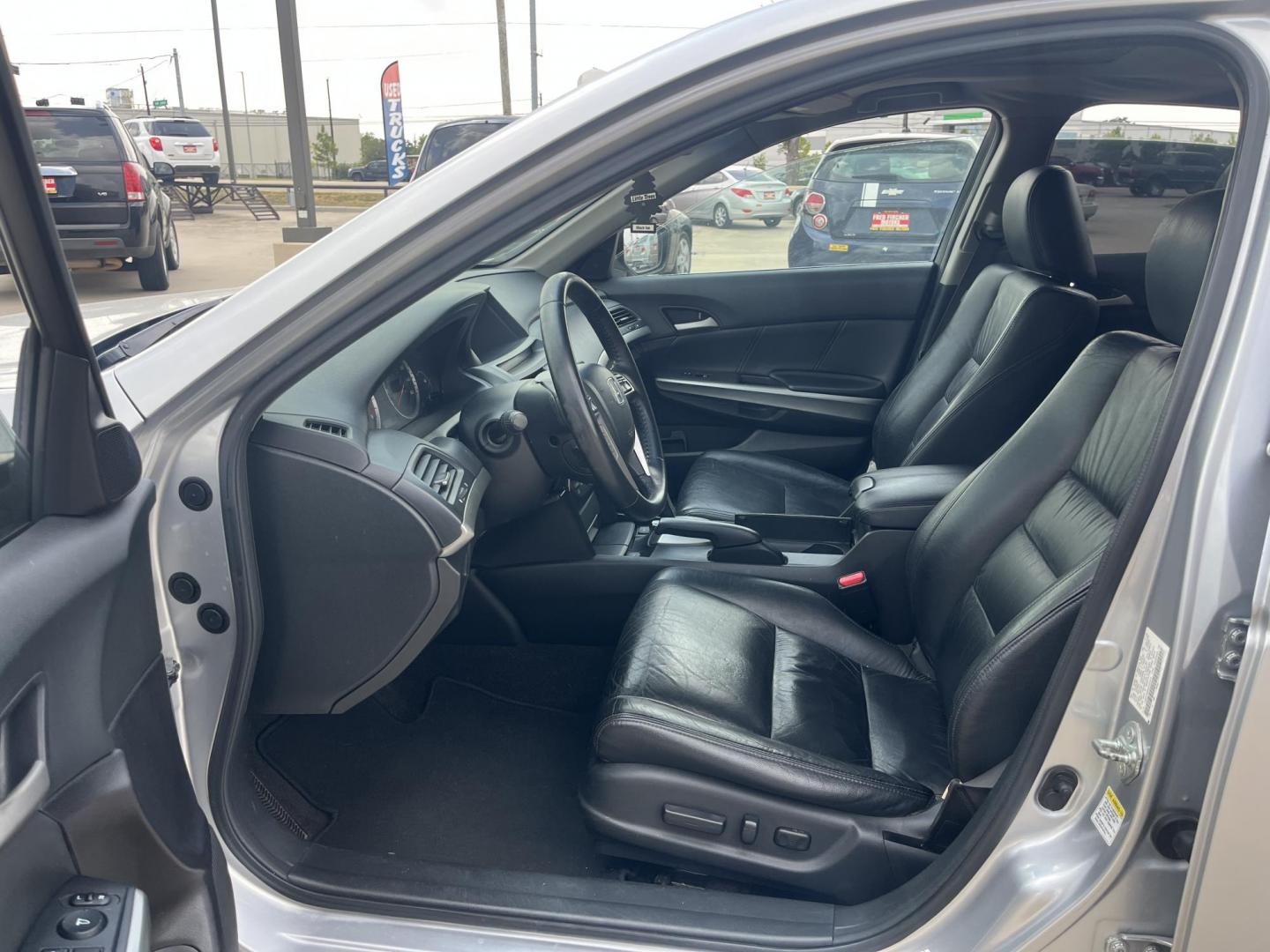 2009 silver Honda Accord EX-L V-6 Sedan AT (1HGCP36809A) with an 3.5L V6 SOHC 24V engine, 5-Speed Automatic transmission, located at 14700 Tomball Parkway 249, Houston, TX, 77086, (281) 444-2200, 29.928619, -95.504074 - Photo#8