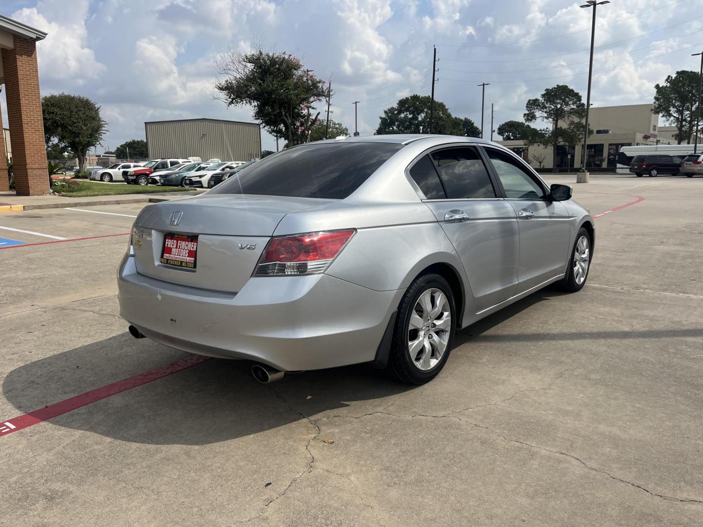 2009 silver Honda Accord EX-L V-6 Sedan AT (1HGCP36809A) with an 3.5L V6 SOHC 24V engine, 5-Speed Automatic transmission, located at 14700 Tomball Parkway 249, Houston, TX, 77086, (281) 444-2200, 29.928619, -95.504074 - Photo#6