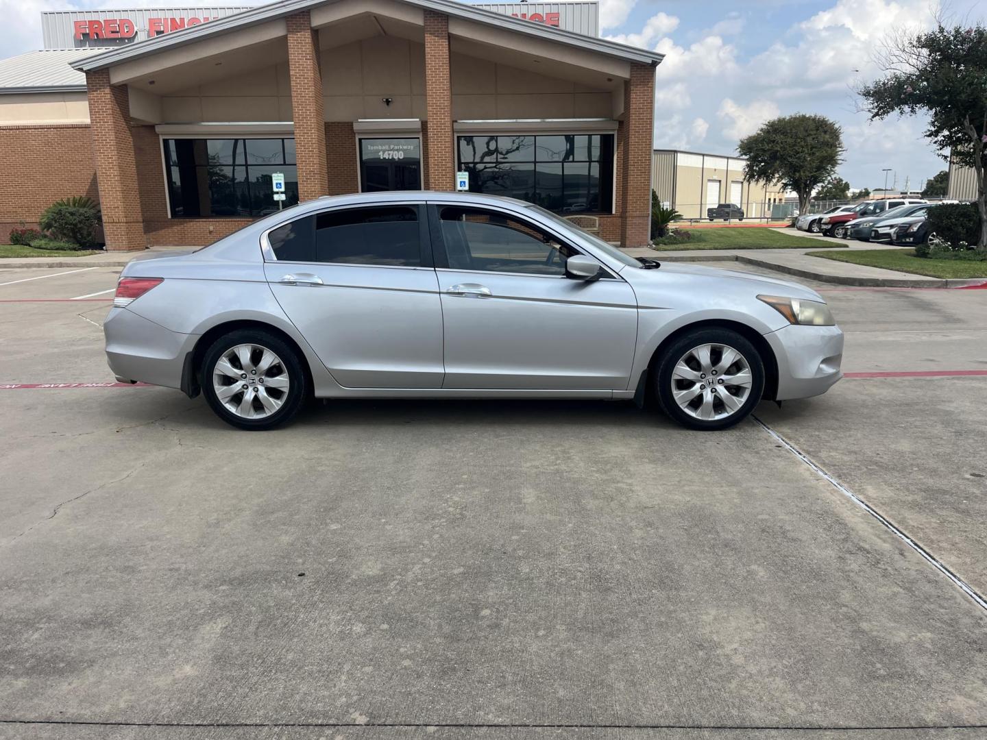 2009 silver Honda Accord EX-L V-6 Sedan AT (1HGCP36809A) with an 3.5L V6 SOHC 24V engine, 5-Speed Automatic transmission, located at 14700 Tomball Parkway 249, Houston, TX, 77086, (281) 444-2200, 29.928619, -95.504074 - Photo#7