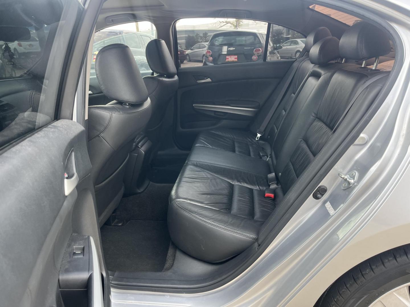 2009 silver Honda Accord EX-L V-6 Sedan AT (1HGCP36809A) with an 3.5L V6 SOHC 24V engine, 5-Speed Automatic transmission, located at 14700 Tomball Parkway 249, Houston, TX, 77086, (281) 444-2200, 29.928619, -95.504074 - Photo#9