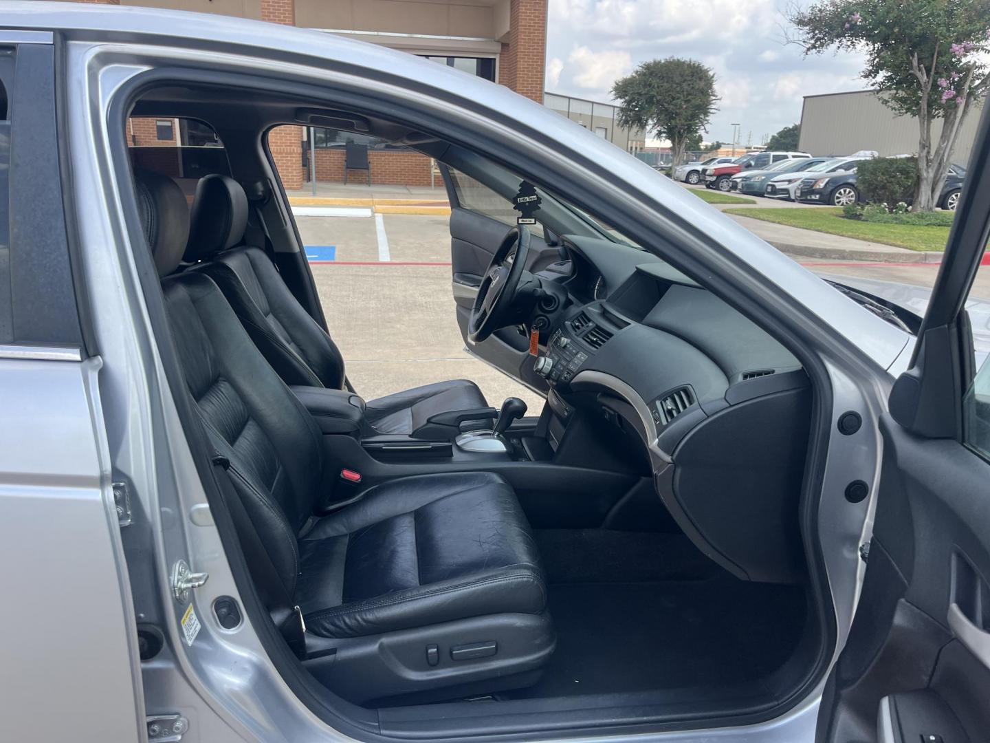 2009 silver Honda Accord EX-L V-6 Sedan AT (1HGCP36809A) with an 3.5L V6 SOHC 24V engine, 5-Speed Automatic transmission, located at 14700 Tomball Parkway 249, Houston, TX, 77086, (281) 444-2200, 29.928619, -95.504074 - Photo#11