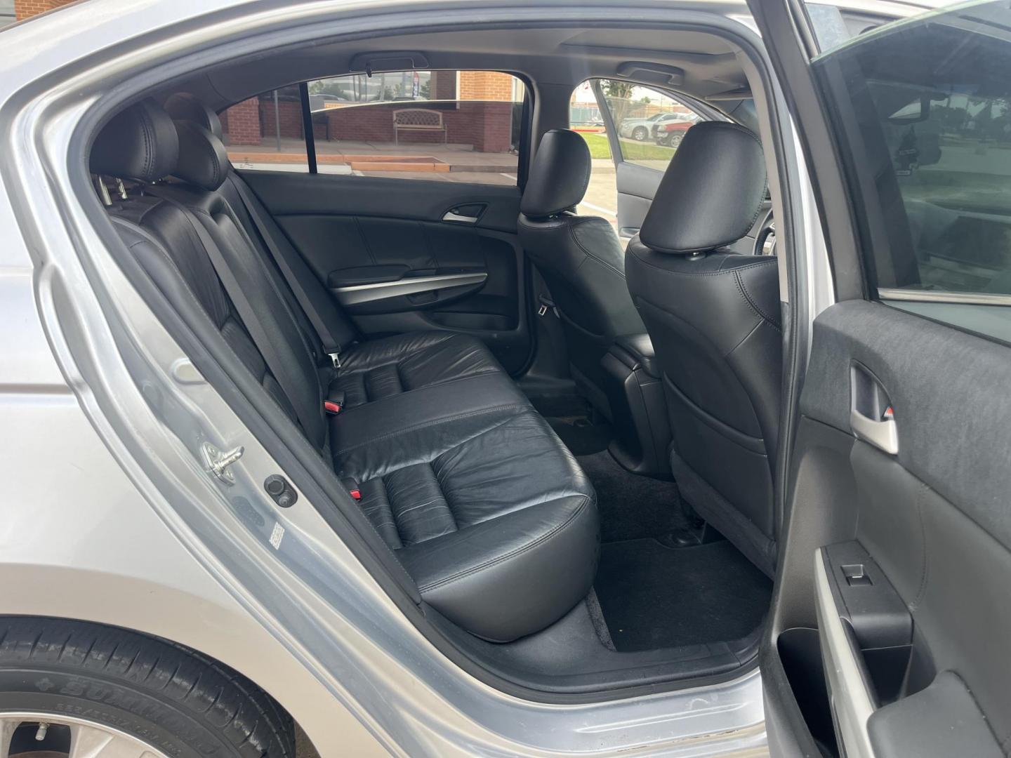 2009 silver Honda Accord EX-L V-6 Sedan AT (1HGCP36809A) with an 3.5L V6 SOHC 24V engine, 5-Speed Automatic transmission, located at 14700 Tomball Parkway 249, Houston, TX, 77086, (281) 444-2200, 29.928619, -95.504074 - Photo#12